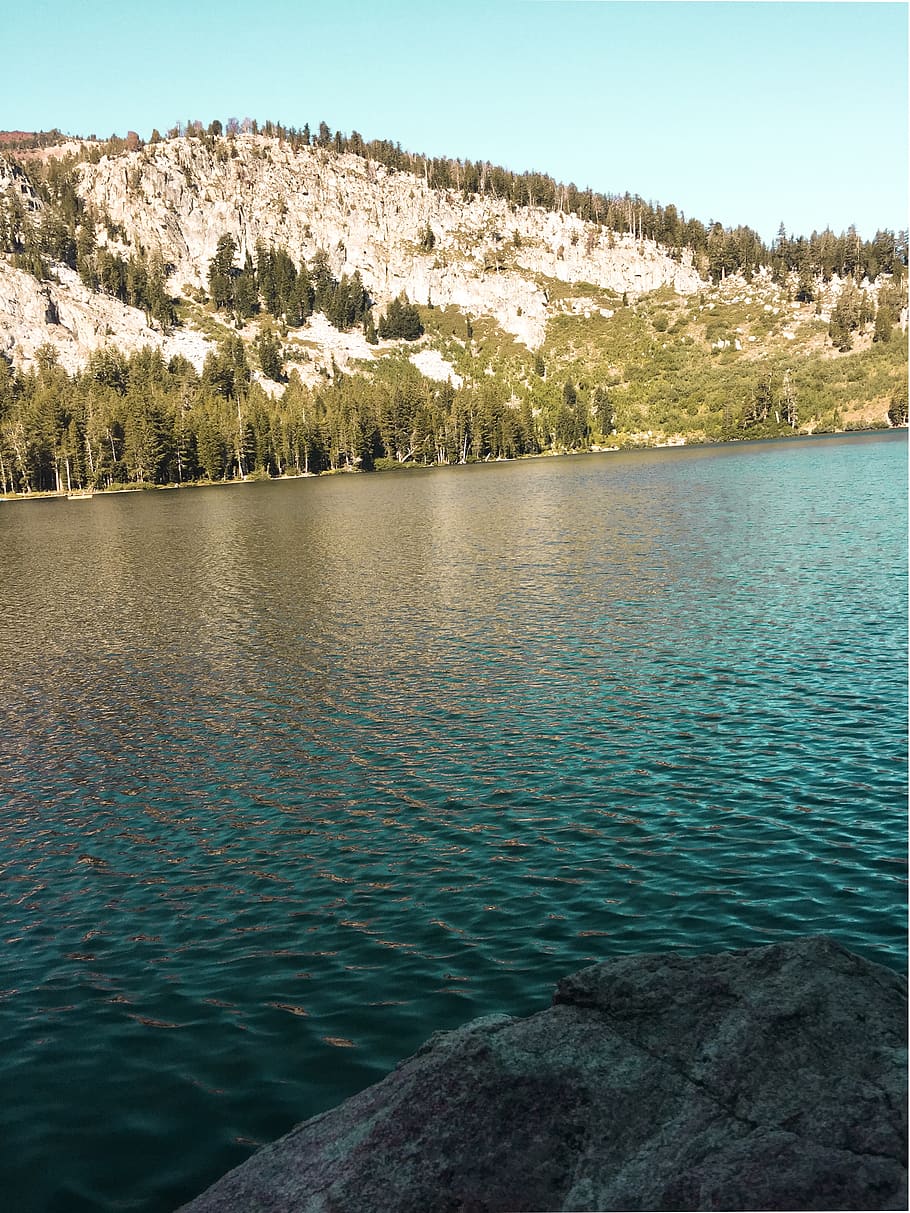 mountains, lake, trees, waves, water, blue, green, nature, forest HD wallpaper
