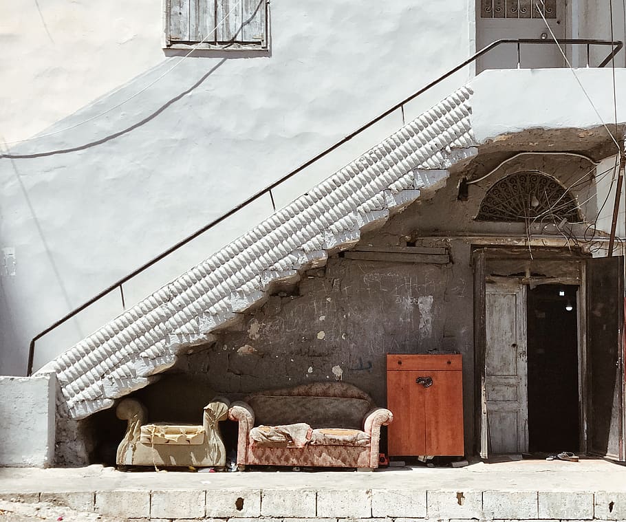 brown couch under concrete stairs, صيدا, takkeyeddine el solh HD wallpaper