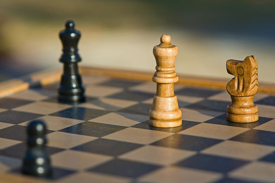 Brown and Black Wooden Chess Piece, board game, challenge, chess pieces HD wallpaper