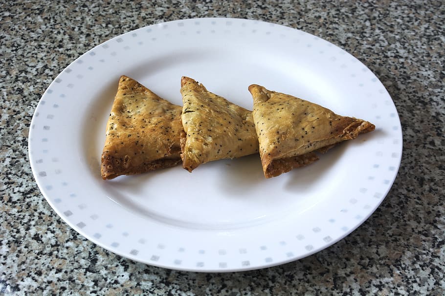 Samosa Origin: हिंंदुस्तानी नहीं है समोसा! जानें भारत के गली-गली में बिकने  वाले स्नैक का पूरा इतिहास - Samosa history street food samosa varieties  taste name samosa in india lbsf - AajTak