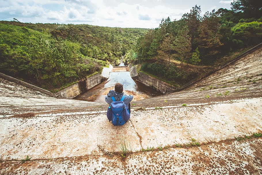 man sitting on brown surface during daytime, adventure, outdoors HD wallpaper