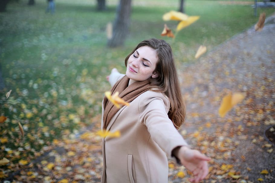 woman on park, female, portrait, fall, autumn, yellow, leaf, falling HD wallpaper