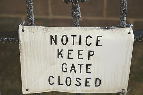 notice keep gate closed signage, symbol, road sign, lamp post HD wallpaper