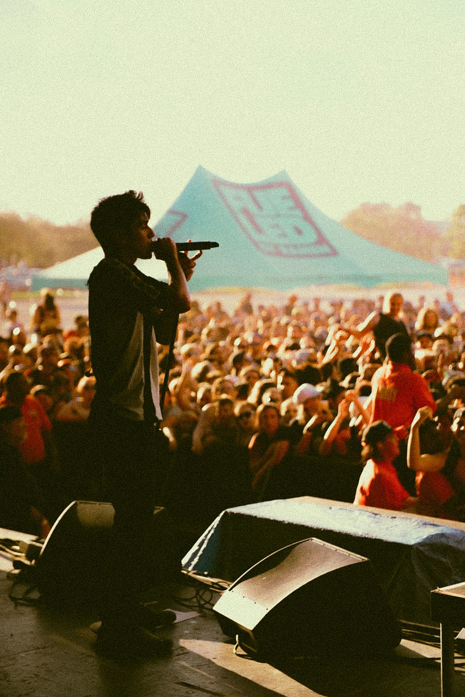 man singing on concert, human, person, people, crowd, male, tarmac HD wallpaper