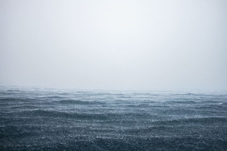 ocean, water, rain, wave, fog, horizon, blue, monochrome, foggy, HD wallpaper