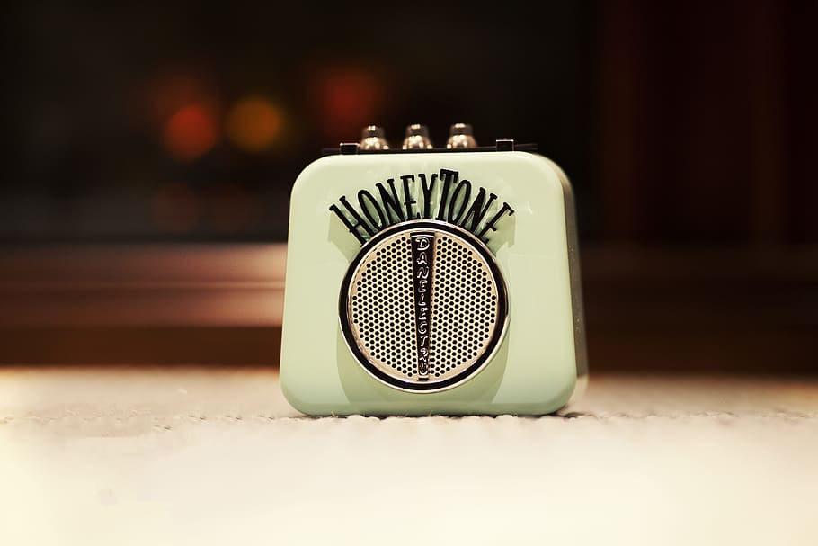 Selective Focus Photography of Honey Tone Mini Amp, amplifier HD wallpaper