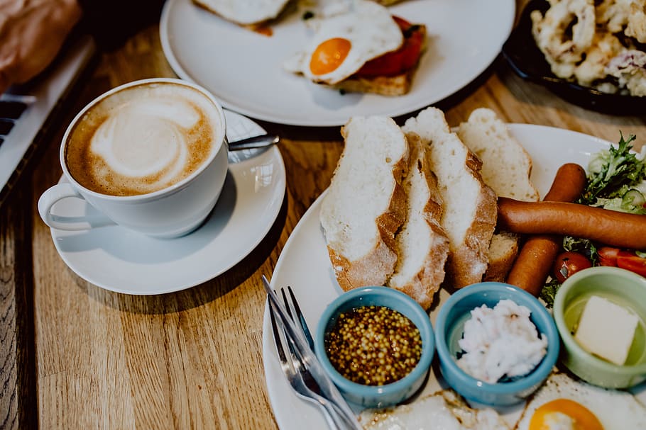 Кофе в колбасе. Омлет и кофе на завтрак. Кофе с колбасой. Breakfast for two.