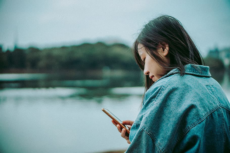 Close-Up Photo of Woman Holding Her Smartphone, blur, cellphone HD wallpaper
