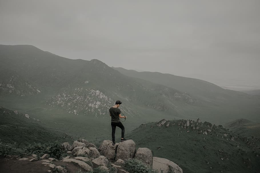 man standing on cliff, rock, ridge, mountain, peak, cloudy, rocky HD wallpaper