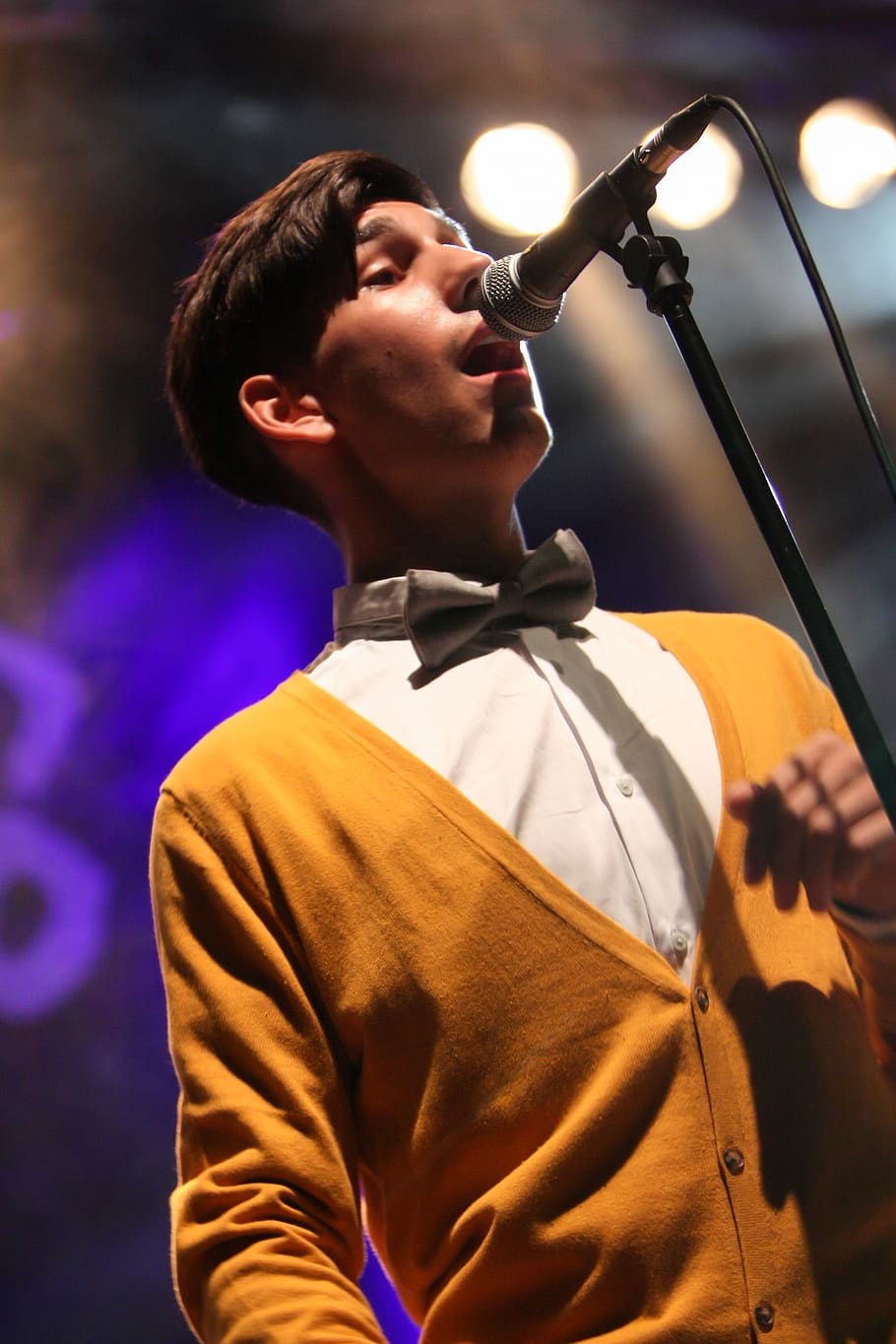 Close-Up Photo of Man Singing, blur, bow tie, boy, concert, entertainer HD wallpaper