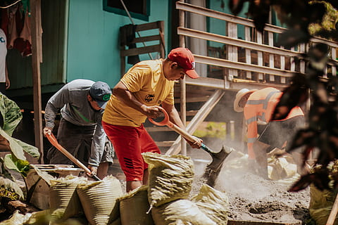 Man Holding Shovel, construction, group, men, people, work, working HD wallpaper