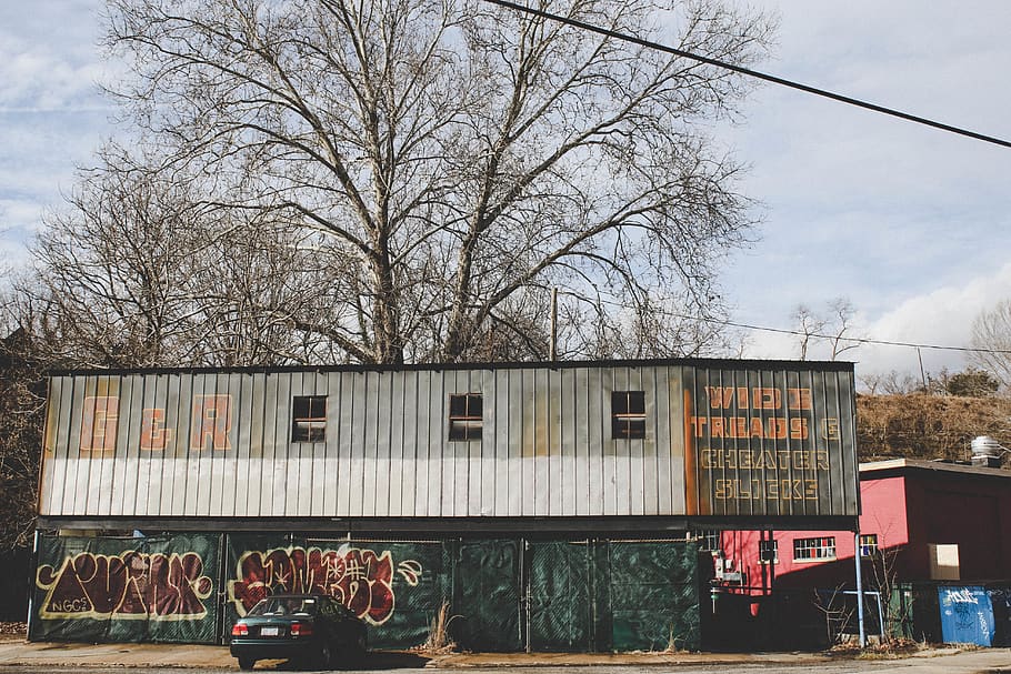 Old Building With white Walls, car, daylight, graffiti, landscape HD wallpaper
