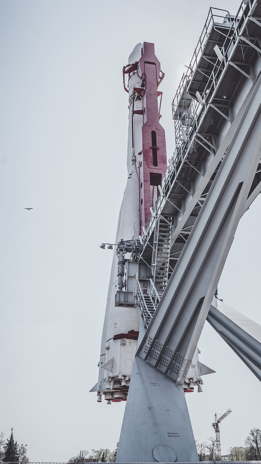 bird, building, architecture, spire, tower, steeple, construction crane HD wallpaper
