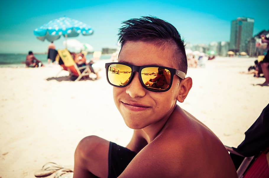 sunny, boy, beach, portrait, glasses, land, focus on foreground HD wallpaper
