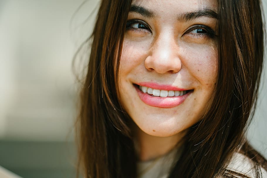 Smiling Woman Wearing White Top, attractive, beautiful, beauty HD wallpaper
