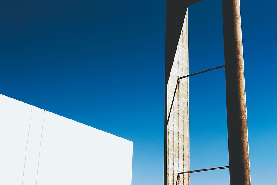 White and Brown Steel Tube Near White Wall, architectural, architectural design HD wallpaper
