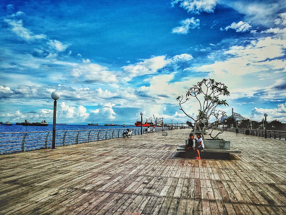 Couple Sitting on Bench Near Tree Under White Skies, bay, boardwalk HD wallpaper