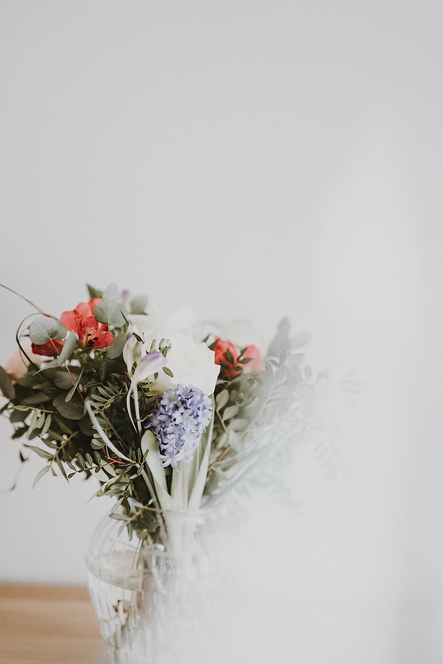 flower vase on table, plant, blossom, flower bouquet, flower arrangement HD wallpaper
