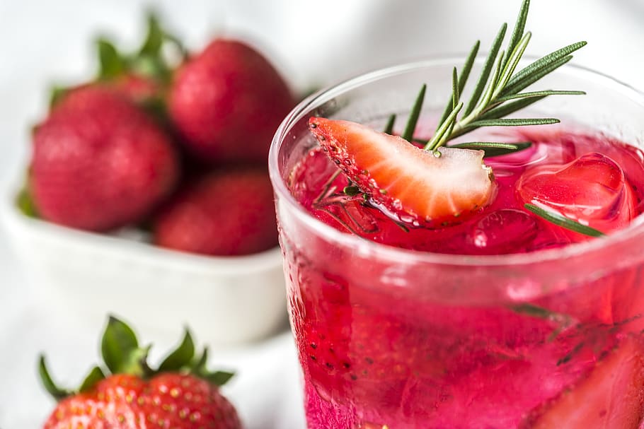 Shallow Focus Photography of Glass Filled With Strawberry Juice, HD wallpaper