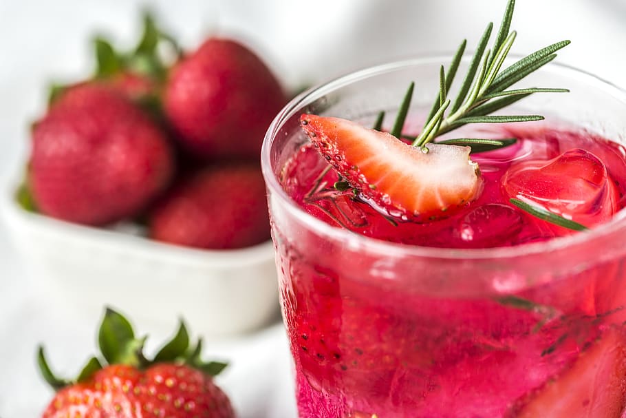 Shallow Focus Photography of Glass Filled With Strawberry Juice HD wallpaper