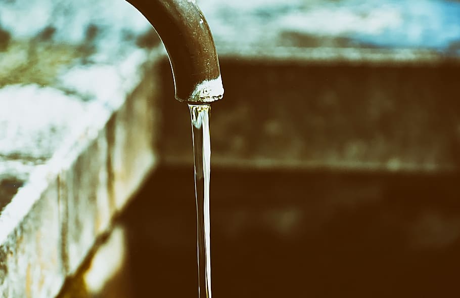 faucet, water, pool, old, water jet, focus on foreground, close-up HD wallpaper