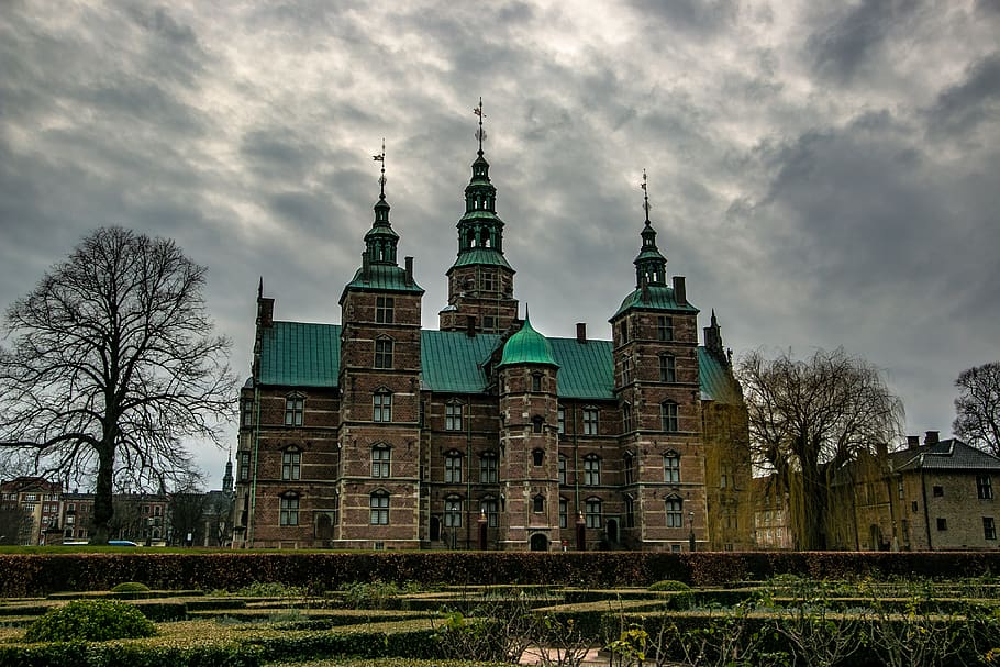 brown concrete museum under cloudy sky, spire, steeple, architecture HD wallpaper