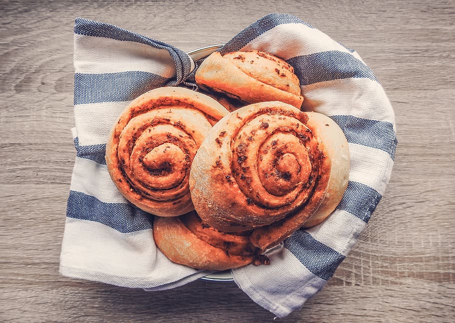 Breads on Plate, bake, bakery, baking, bowl, cloth, delicious HD wallpaper