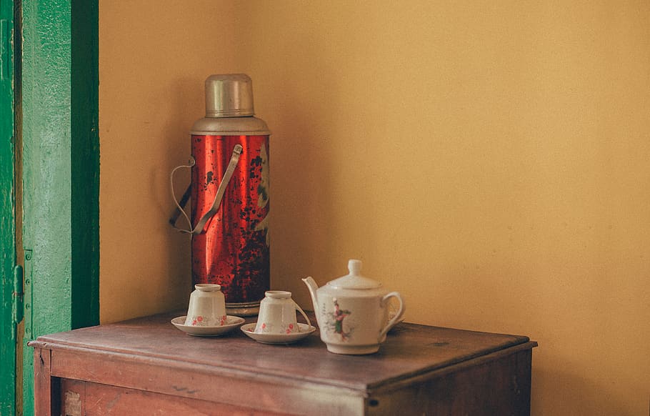 White Teapot On Top Of Table, container, kitchenware, teacups HD wallpaper