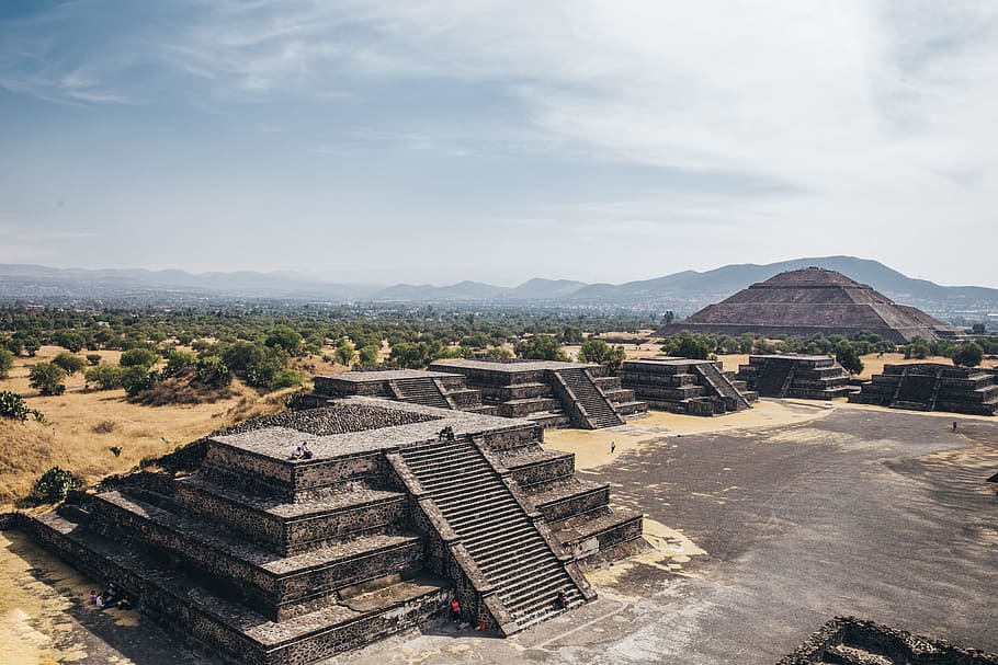 Distant view of pyramid of the Sun in State of Mexico, Mexico over ruins, HD wallpaper