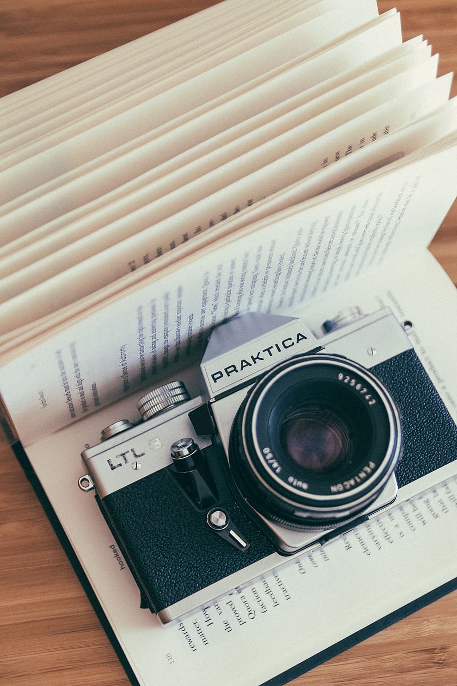 camera, vintage, book, words, lens, blur, bokeh, read, photography HD wallpaper