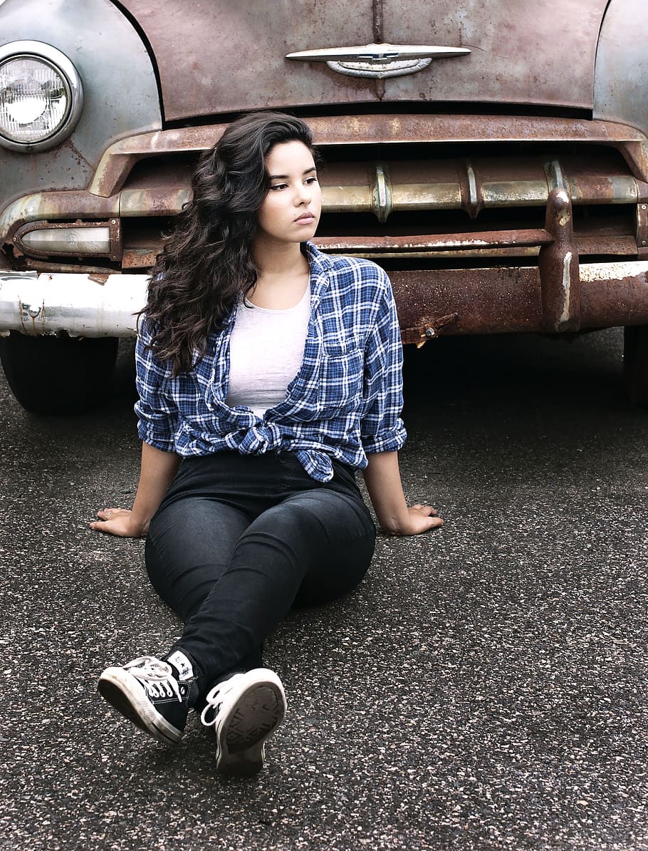 Woman Sitting on Gray Pavement Near Vintage Gray and Brown Car, HD wallpaper