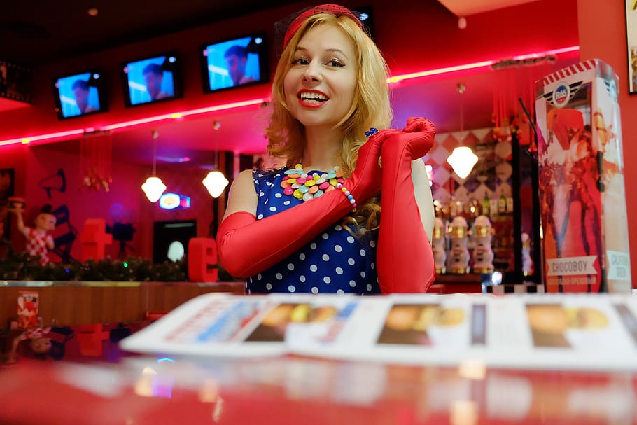 girl, lady, diner, route 66, gloves, retro, 50's theme, blonde, HD wallpaper