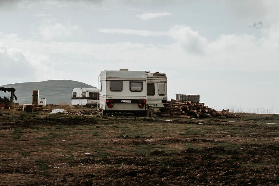 Gray Camper Trailer on Grass Field, abandoned, automobile, classic HD wallpaper