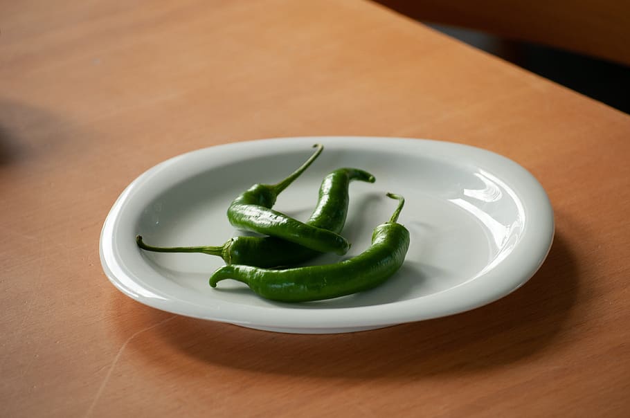 chilli pepper, green, plate, vegetables, preparation, food and drink HD wallpaper