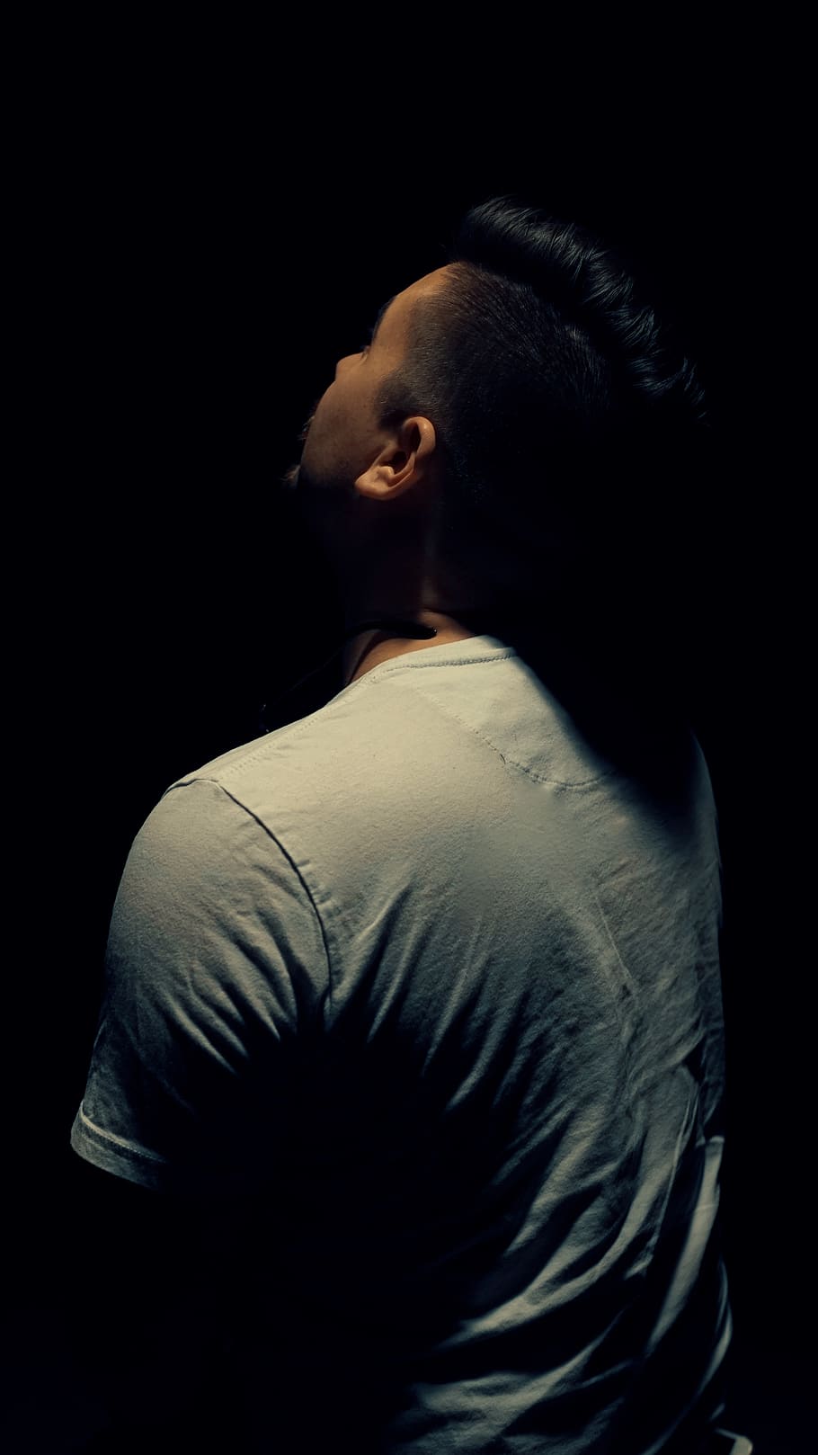 dark, light, back, guy, white t-shirt, black background, studio shot HD wallpaper