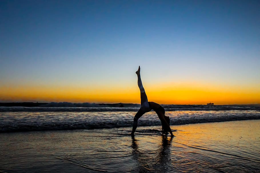 Girl on Beach, dawn, dusk, flexible, horizon, ocean, person, sea HD wallpaper