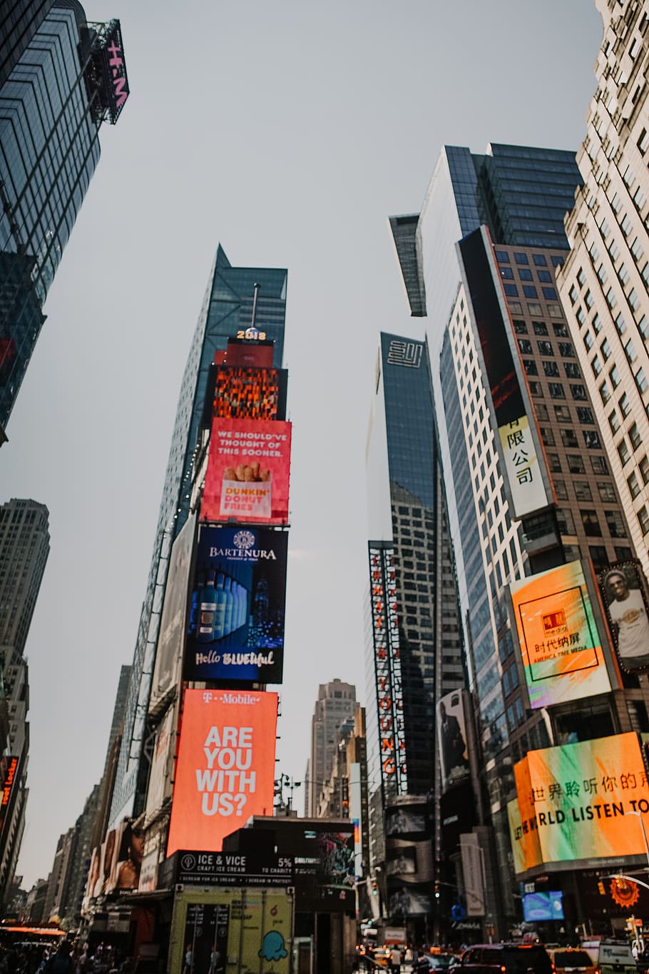 electronic-billboards-mounted-on-tall-bu