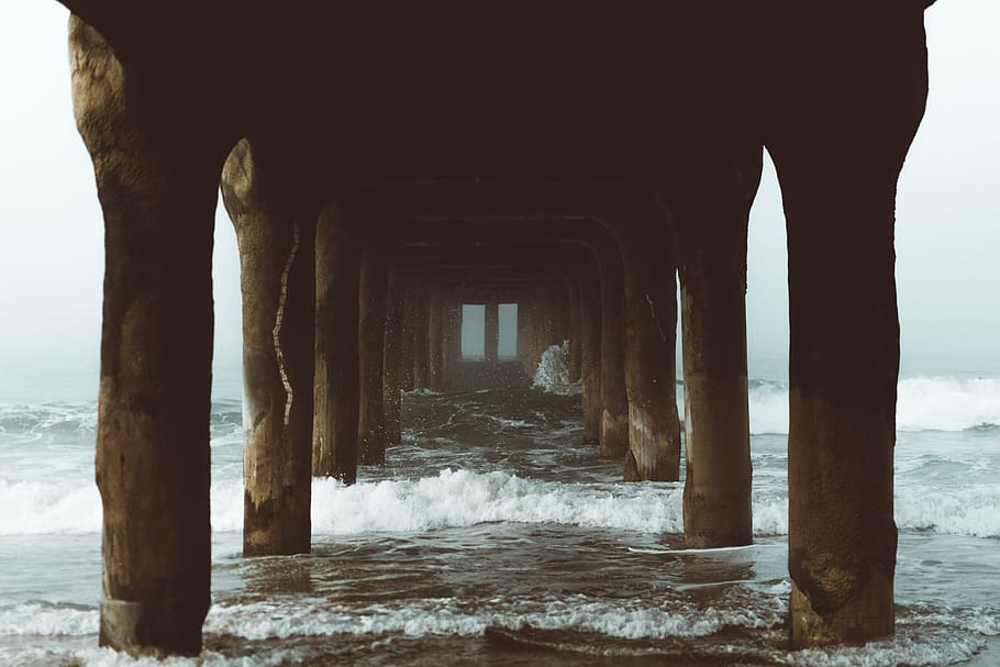 water waves hitting dock posts, fog, wafe, ocean, surf, los angeles HD wallpaper