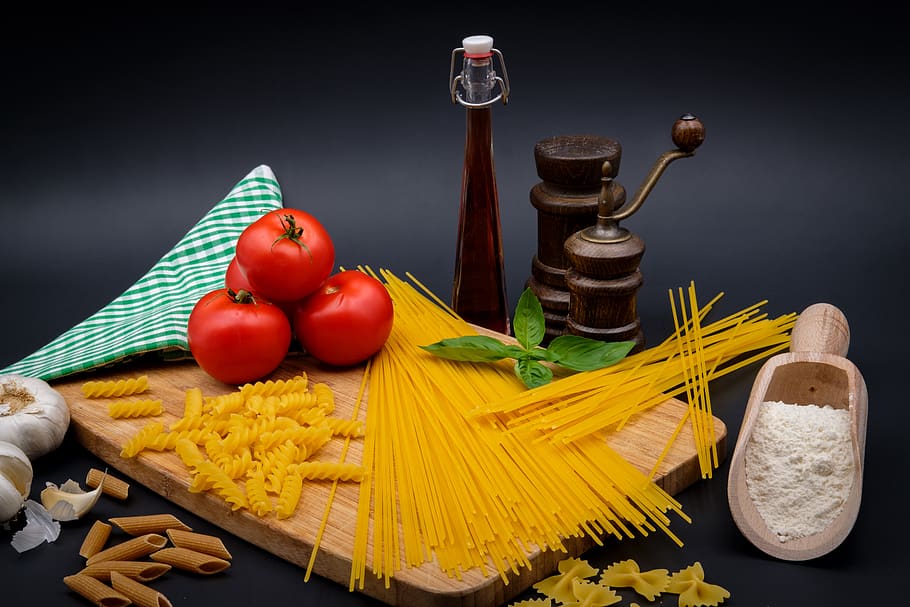 pasta, noodles, spaghetti, farfalle, tomatoes, garlic, flour, HD wallpaper