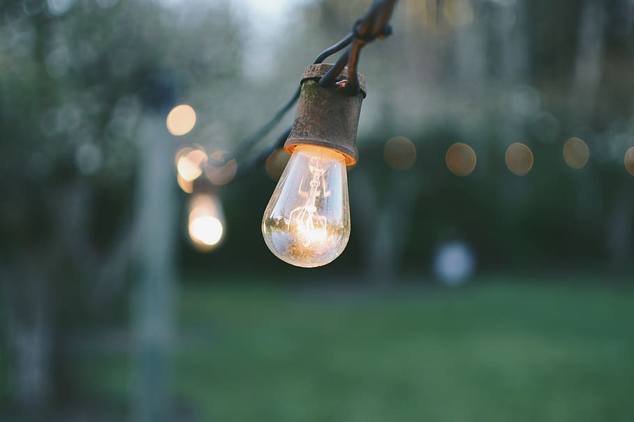 bokeh, light bulbs, lights, macro, string lights, focus on foreground HD wallpaper