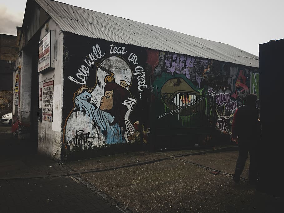 White Shed With Wall Art and Graffiti, building, mural, road HD wallpaper