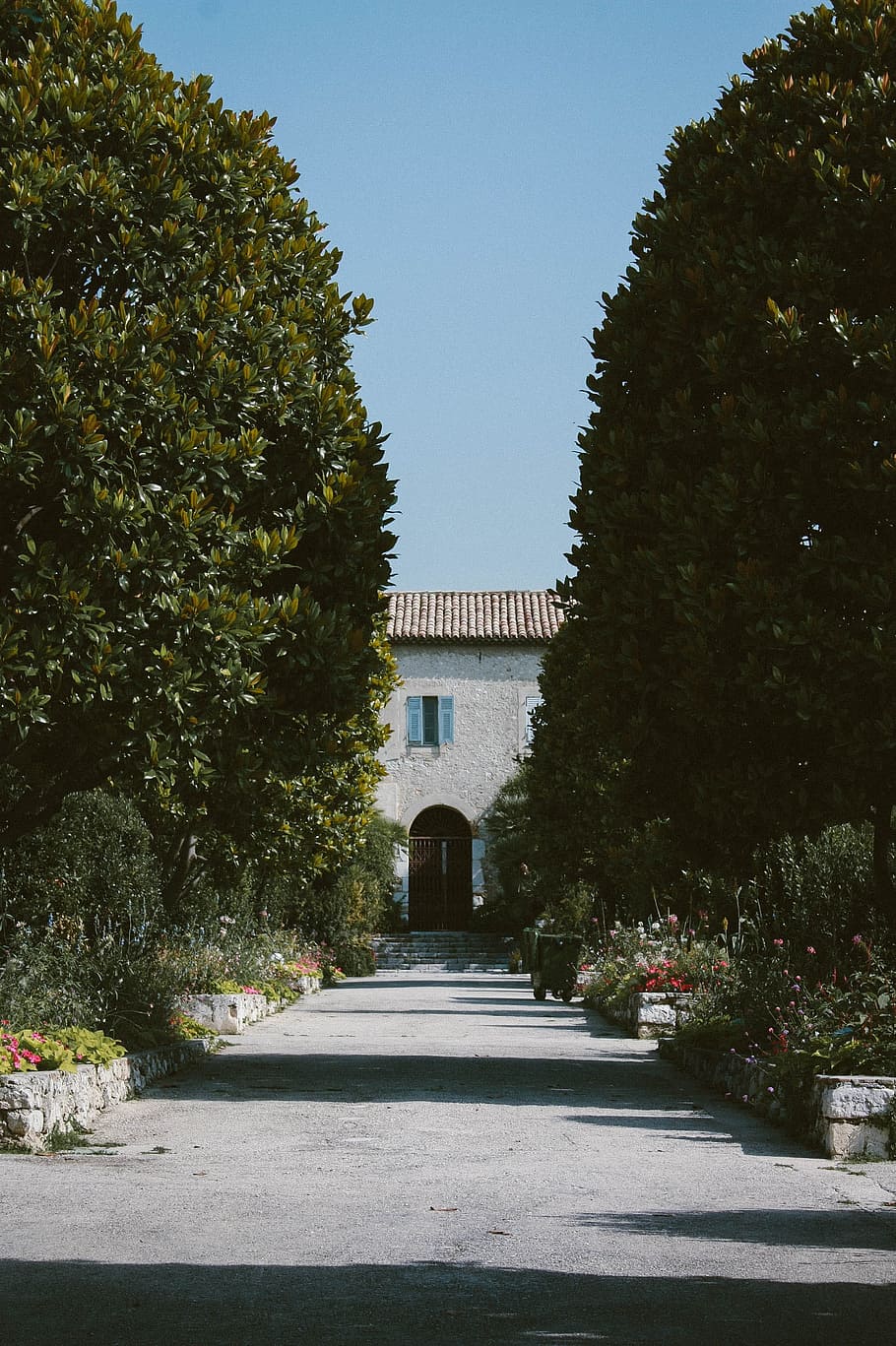 Empty Pathway Towards House, architecture, daylight, environment HD wallpaper
