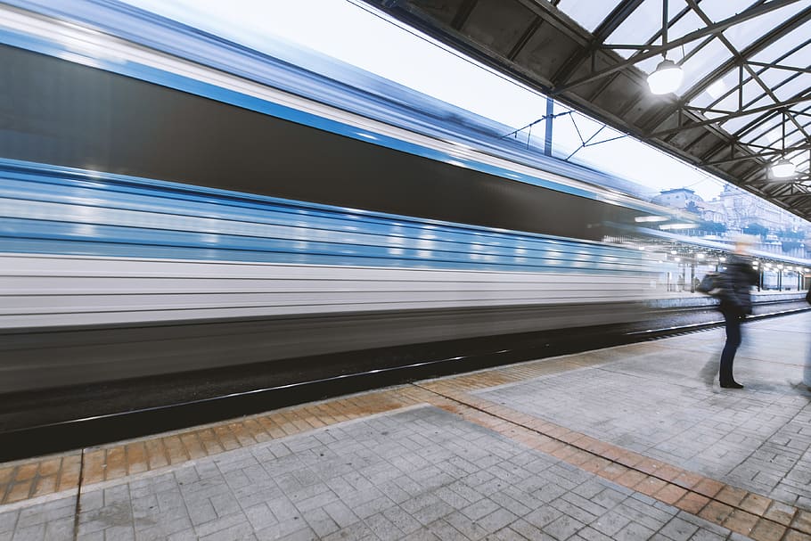 Train in motion passes through station at the main railway station, HD wallpaper