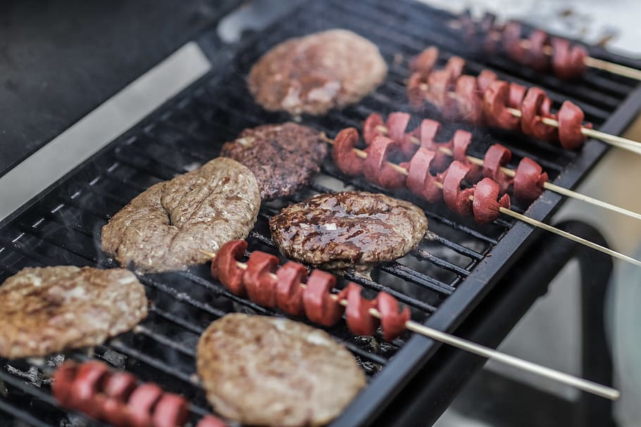 Steaks and Skewered Sausages on Grill, barbecue, bbq, beef, charcoal HD wallpaper