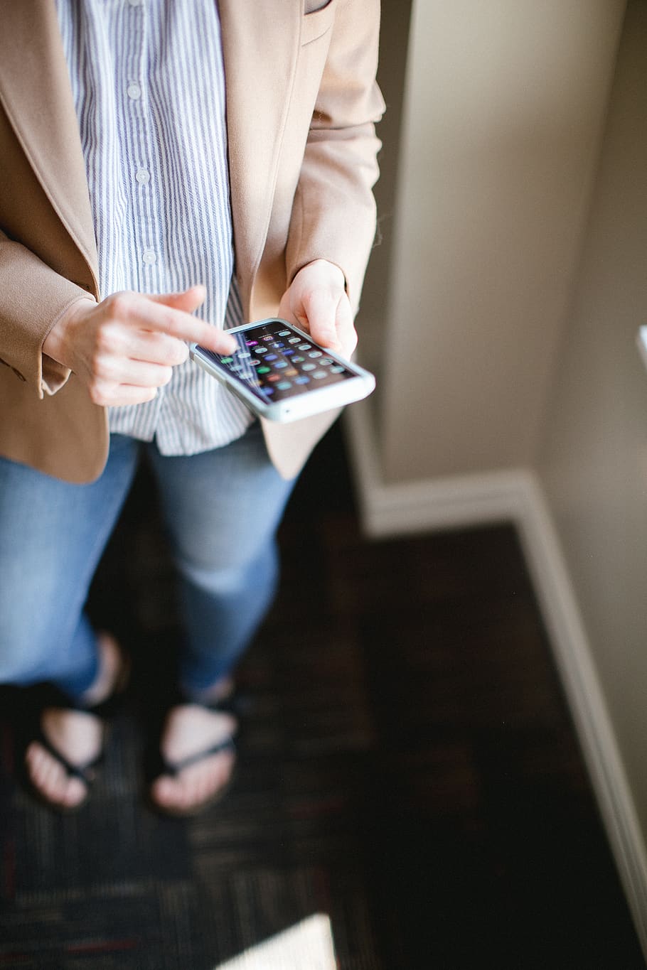 person using smartphone inside room, indoors, holding, human hand HD wallpaper