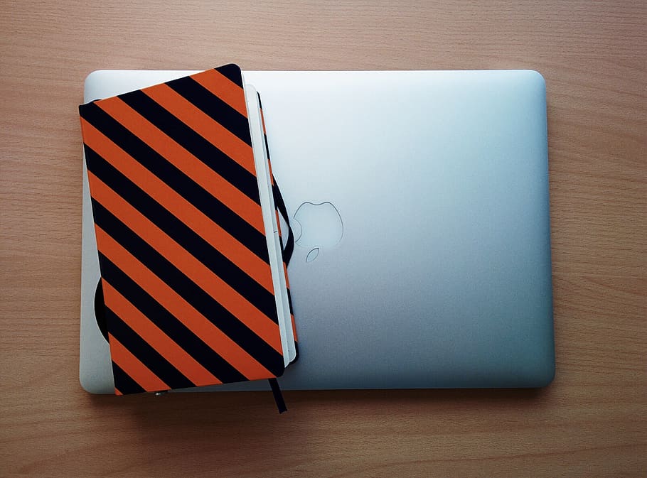 macbook, macbook pro, macbookpro, apple, notebook, table, striped HD wallpaper