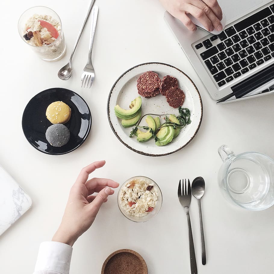 Photo of White Plate Beside Macbook, cup, cutlery, delicious HD wallpaper