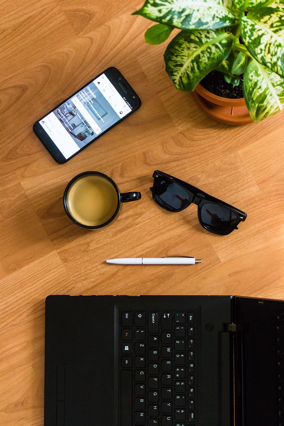 Black Sunglasses on Brown Wooden Surface, business, computer HD wallpaper