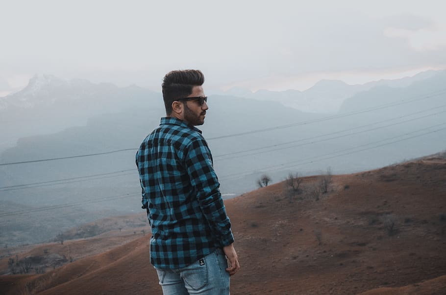 man standing on sand dune, clothing, apparel, pants, denim, jeans HD wallpaper