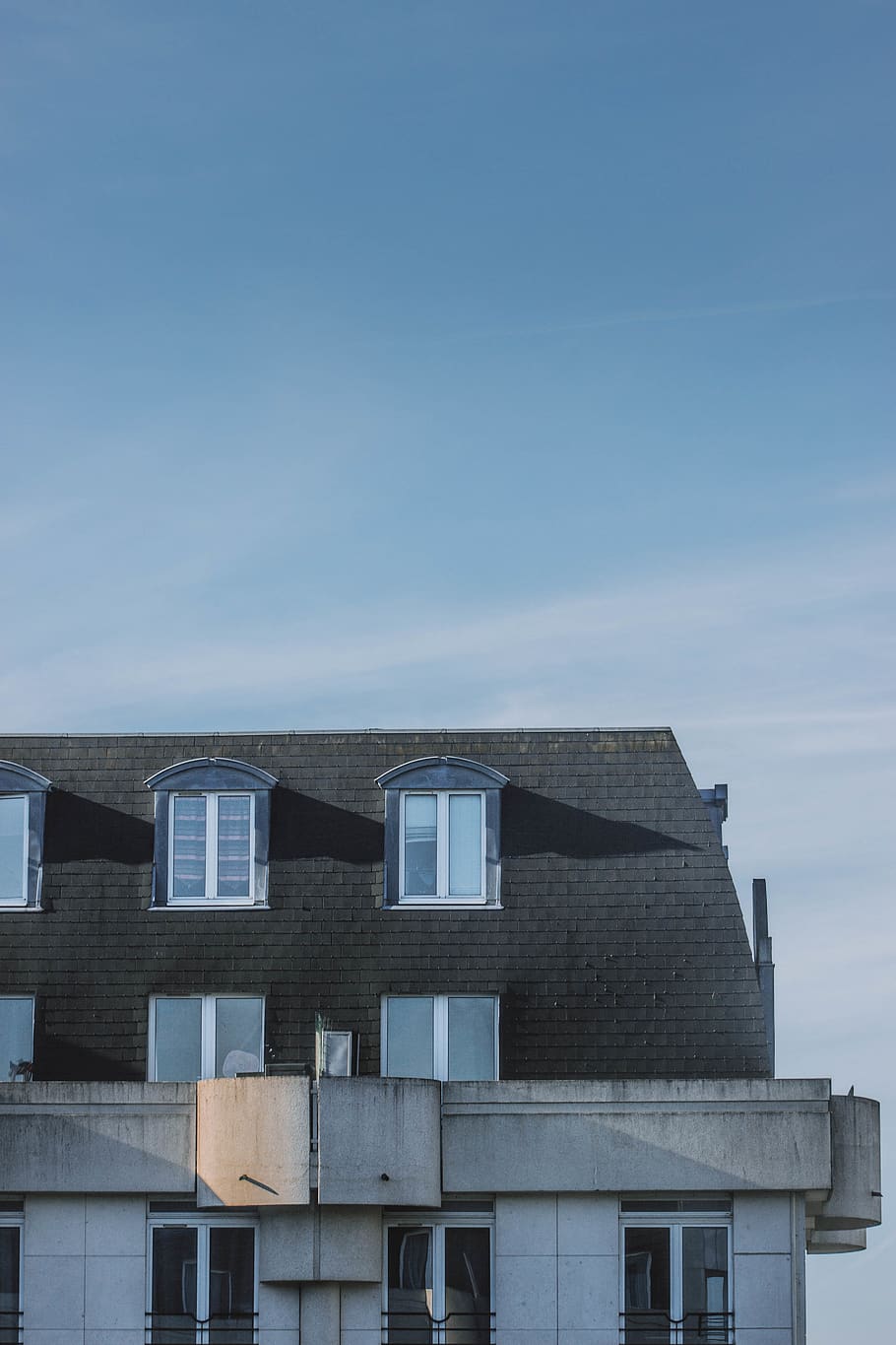 concrete house, home decor, window, roof, architecture, clouds HD wallpaper